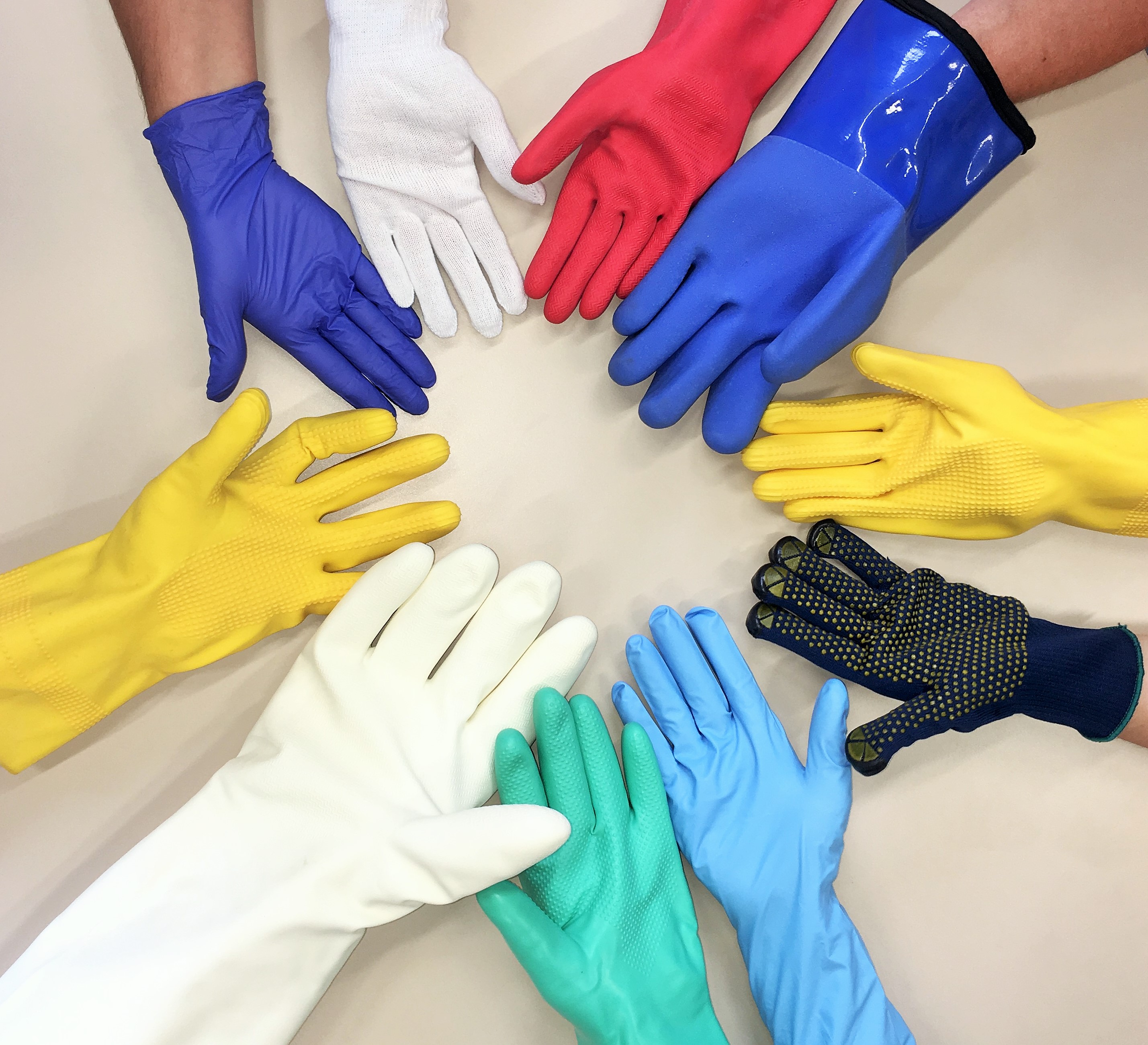 Verschiedene Handschuhe im Kreis angeordnet