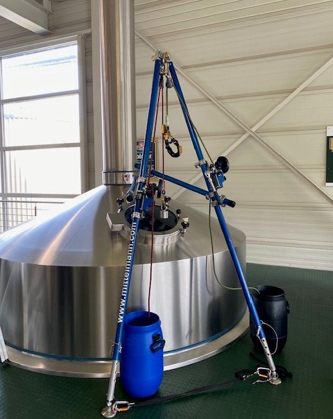 Ein Dreibaum ist über einem Tankeinstieg aufgebaut.