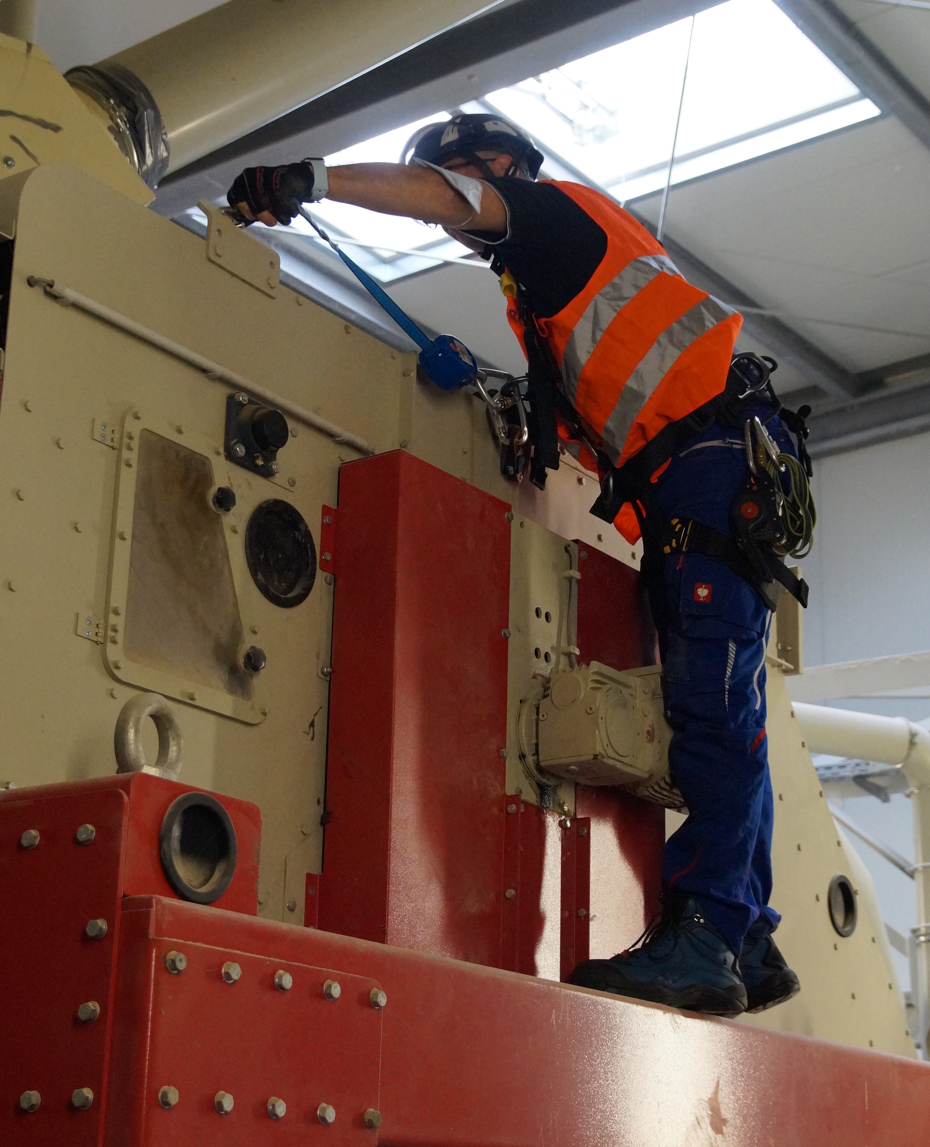 Eine Person steht auf einer Maschine.